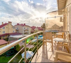 Трёхместный номер Comfort с балконом в Наш дом