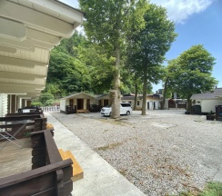 Коттедж с красивым видом из окна в Александрия