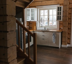 Коричневый дом с видом на озеро в Forrest Lodge Karelia