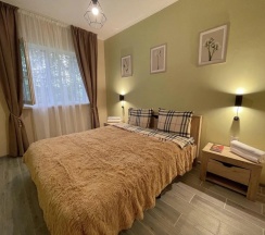 Четырёхместный коттедж Семейный с красивым видом из окна в Нептун-2