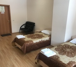 Кровать в общем номере с двумя кроватями в Парнас