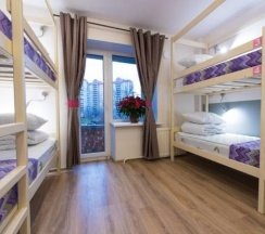 Спальное место в комнате для женщин в Star home