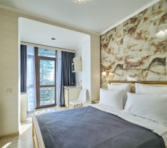 Студия Панорамная с балконом, мини кухней и видом на город и зелёную зону в Амбассадор