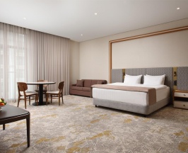 Номер люкс Прайм с 1 односпальной и 1 двуспальной кроватью в Источник