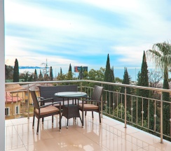 Апартаменты с видом на море и террасой в Арт-отель