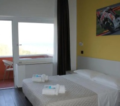 Двухместный номер Standard с частичным видом на море (2 отдельные кровати) в Hotel Palazzo Caveja