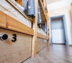 Кровать в общем номере (мужской номер) в Чердак