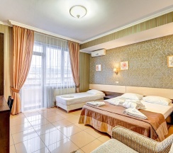 Полулюкс с балконом трехместный в Лэнсис