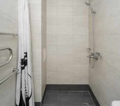 Трёхместная комната с одной двуспальной и односпальной кроватями в Чайка