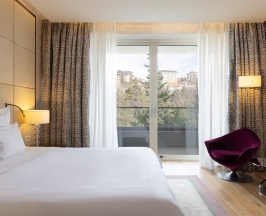 Номер Signature Suite, с видом на парк, с гостиной - с двуспальной кроватью в Swissotel Resort Сочи Камелия