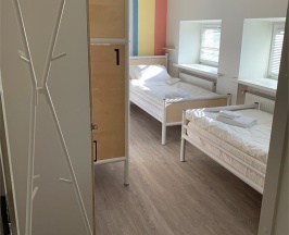 Кровать в женском 4-местном номере с общей ванной комнатой в Форвикс