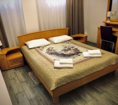 Стандартный двухместный номер с большой двуспальной кроватью King size и собственной ванной комнатой. в Kovensky