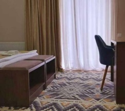 Двухместный номер Classic с балконом и с видом на горы двуспальная кровать в Hotel Mountain Mestia