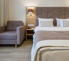 "Стандарт +" Стандартный трехместный номер с двуспальной кроватью и дополнительным местом в Диона