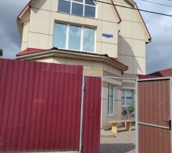 Коттедж с 5 комнатами с балконом и с красивым видом из окна в Удачный