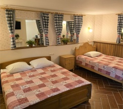 Трехместный номер с 2 раздельными кроватями в Колесо