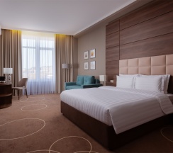 Номер Junior Room с большой двуспальной кроватью и диваном в Movenpick Resort&SPA Anapa Miracleon