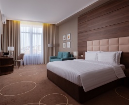Номер Junior Room с большой двуспальной кроватью и диваном в Movenpick Resort&SPA Anapa Miracleon