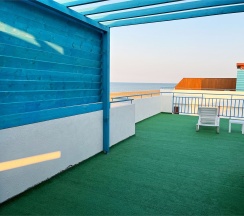 Двухуровневый ПОЛУЛЮКС с зоной отдыха на крыше и видом на море в Santorini Family Club