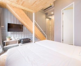 Четырёхместный номер Standard с балконом в Nornyaowarat Hostel