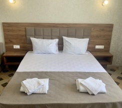 Двухместный полулюкс с балконом и с видом на город двуспальная кровать в Артика