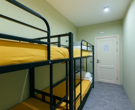 Кровать в четырехместном номере в BookBox