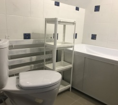 Кровать в общем номере с красивым видом из окна в Портал Белуха