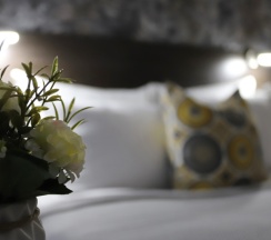 Loft Lux Red с балконом (1 двуспальная кровать + 1 большой диван) 2+3 человека в Loft&Home Apartments