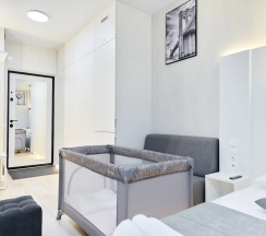 Двухместный номер Deluxe с балконом и с видом на город 2 отдельные кровати в Апартаменты Новые в Минск-Мир возле Avia mall