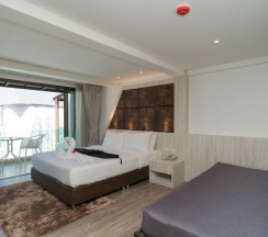 Трёхместный номер Deluxe с балконом и с видом на море в Destination Patong