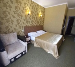 Трёхместный номер Comfort с балконом в Золотая империя