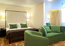 Номер люкс семейный с 2 двуспальными кроватями в Garden Hotel & SPA