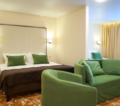 Номер люкс семейный с 2 двуспальными кроватями в Garden Hotel & SPA