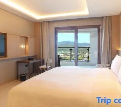 Двухместный номер Standard с видом на горы (двуспальная кровать) в Tangla Hotel Sanya