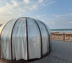 Панорамный купольный шатер с видом на море в Рубас