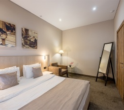 Трехместный двухкомнатный номер «ДЕЛЮКС» в Riverside Hotel