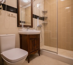 Двухместный полулюкс (Главный корпус) с 2 комнатами с балконом двуспальная кровать в Литфонд