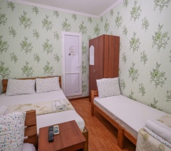 Четырёхместный номер Standard с балконом в Дельфин