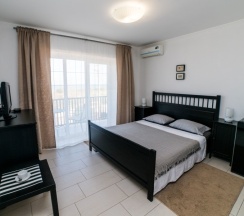 22 - Двухместный номер с балконом и прямым видом на море в Азов Инн