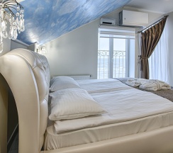 Двухместные апартаменты 17 Мансарда с видом на море двуспальная кровать в Exclusive Hotel&Apartments