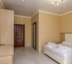 Трёхместный номер Deluxe с балконом и с красивым видом из окна в Золотая корона