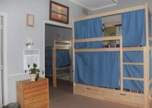 Кровать в мужском номере 10-местном номере (удобства на этаже) в Острова