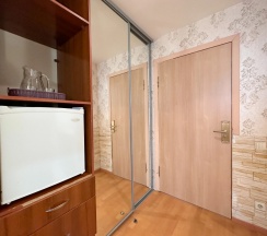 Двухместный номер Standard с балконом (2 отдельные кровати) в Holiday