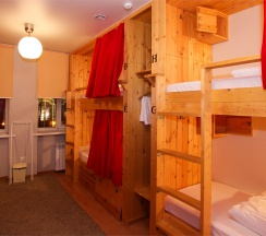 Кровать в восьмиместном номере в Kdhostel