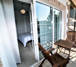 205 - Трехместный номер с балконом и боковым видом на море в Азов Инн