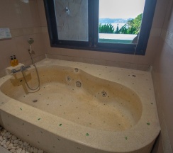 Двухместная вилла с видом на море двуспальная кровать в Andaman Cannacia Resort & Spa