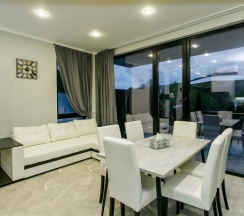 Четырёхместные апартаменты Дуплекс с красивым видом из окна в Валентина