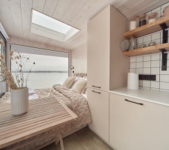 Studio panorama "queen size на двоих (панорамное окно + мансардное) в 4 стихии