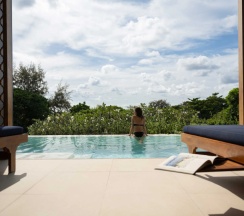 Двухместный люкс Deluxe с доступом в бассейн с балконом и с видом на море двуспальная кровать в Avista Grande Phuket Karon - MGallery