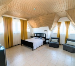 301 - Четырехместный мансардный номер с прямым видом на море в Азов Инн